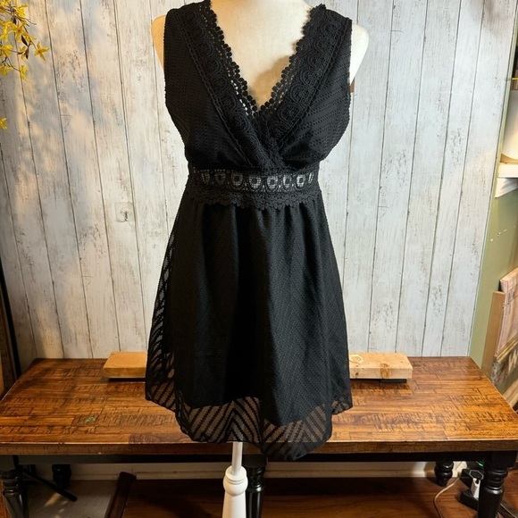 NWT SHEIN Frenchy women’s sizeXS black eyelet sleeveless evening dress - Picture 1 of 9